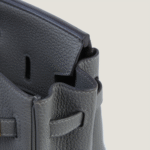 10001封面积雨云灰