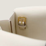 10001封面哈尔赞奶昔白