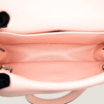 10001封面哈尔赞粉色